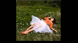 Syahrini habis dicemooh lantaran  video yang diunggah di akun  Instagram-nya saat berbaring di atas  rumput.   (instagram.com/princessyahrini)