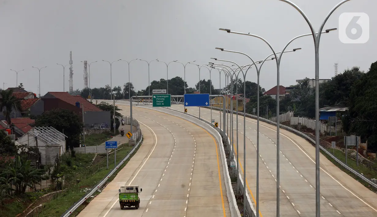Mobil proyek melintasi ruas Tol Depok-Antasari (Desari) seksi II di Depok, Jawa Barat, Jumat (1/5/2020). Tol Desari seksi II sepanjang 6,30 kilometer yang rencananya mulai beroperasi pada April 2020 ini, terpaksa ditunda karena pandemi COVID-19 dan penetapan PSBB. (Liputan6.com/Johan Tallo)