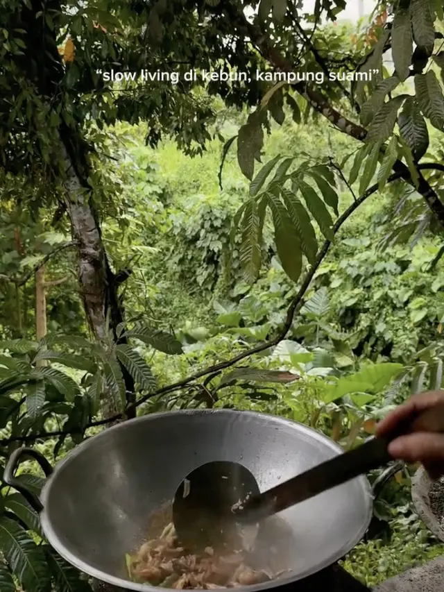 Potret Dapur di Kebun Kampung Halaman Suami Dinda Hauw