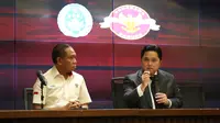 Ketua Umum PSSI, Erick Thohir (kanan) didampingi Waketum PSSI, Zainudin Amali memberikan keterangan kepada wartawan saat konferensi pers pengumuman resmi FIFA Matchday antara Timnas Indonesia melawan Argentina di ruang media Stadion Utama Gelora Bung Karno (SUGBK), Jakarta, Rabu (24/05/2023). (Bola.com/Bagaskara Lazuardi)