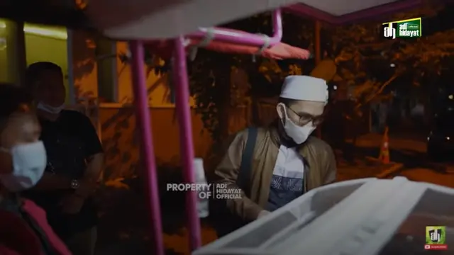 Ustaz Adi Hidayat membayar roti senilai Rp 86 ribu menjadi Rp 1 juta (YouTube/AdiHidayatOfficial)