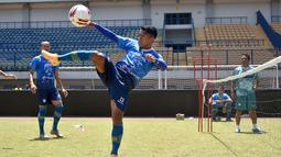 Pemain Persib Bandung, Febri Hariyadi, saat berlatih santai bersama timnya. (Bola.com/Erwin Snaz)