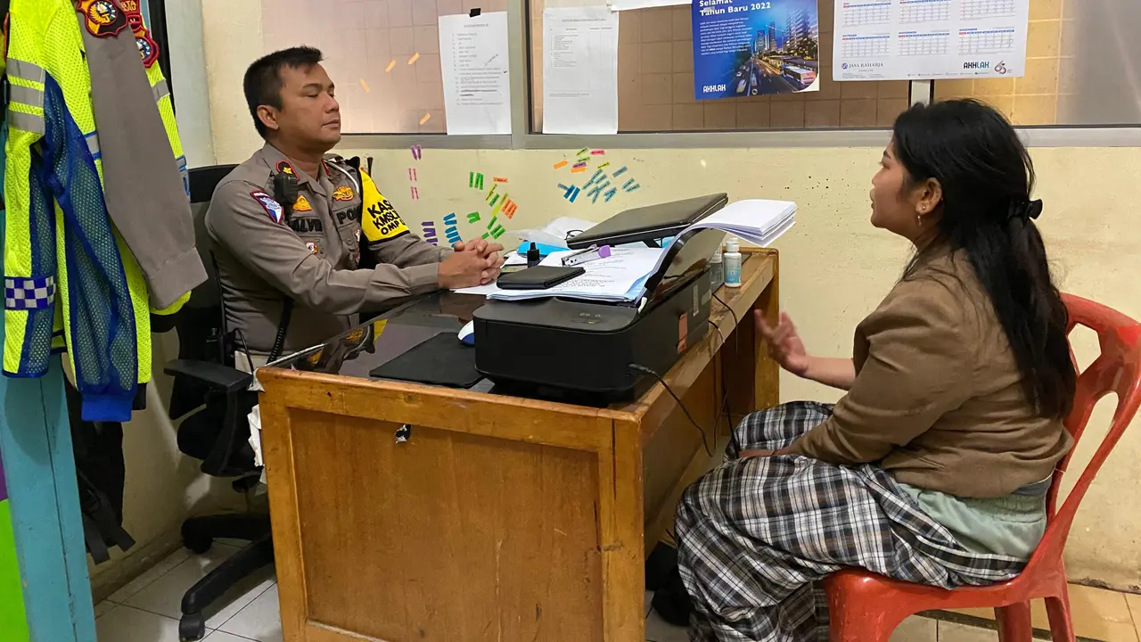 Kasat Lantas Polresta Pekanbaru meminta keterangan teman pengemudi yang tewaskan 1 keluarga.