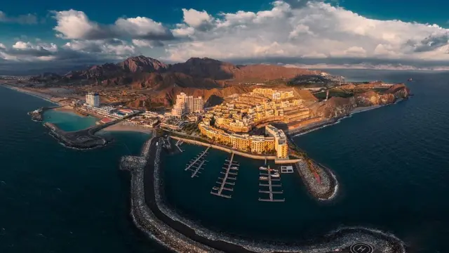Fujairah, sebuah kota yang terletak di Uni Emirat Arab.
