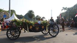 Kirab Bendera Pusaka dan Teks Proklamasi merupakan prosesi penghormatan dan pengawalan pusaka peninggalan Proklamasi 1945 atau duplikatnya dari Monas menuju Istana Merdeka. (KapanLagi.com/Budy Santoso)
