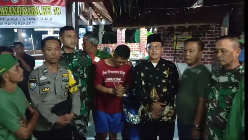 Bhabinkamtibmas bersama Babinsa dan warga Desa Sukaraja mengamankan pelaku penipuan mengaku anggota TNI. Foto : (Istimewa).