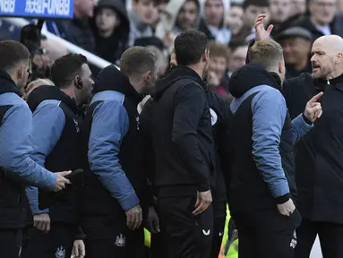 Pelatih MU, Erik Ten Hag (kanan), berdebat dengan pelatih serta ofisial Newcastle United dalam pertandingan pekan ke-29 Liga Inggris 2022/2023 antara Newcastle United melawan Manchester United yang berlangsung di St. James Park, Minggu (2/4/2023) WIB. (AFP/Oli Scarff)
