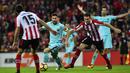 Bintang FC Barcelona, Lionel Messi berusaha melewati adangan pemain Athletic Bilbao, Inigo Lekue (kiri) dan Aymeric Laportez pada lanjutan La Liga Santander di San Mames stadium, Bilbao, (28/102017). Barcelona menang 2-0. (AP/Alvaro Barrientos)