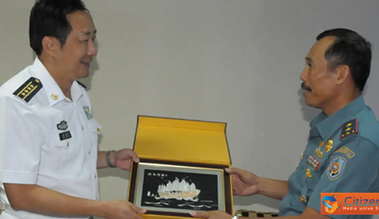 Citizen6, Surabaya: Setelah akhir kunjungan, Gunbernur Dallian Naval Academy, Senior Captain Jiang Guoping menyerahkan cindera mata kepada Dankobangdikal Laksda TNI Djoko Teguh Wahojo. (Pengirim: Penkobangdikal).