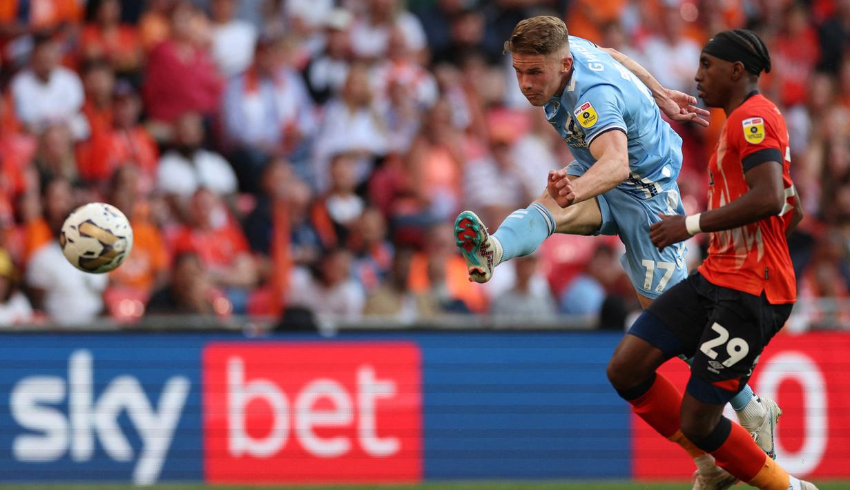 Striker Coventry City, Viktor Gyokeres (kiri) melepaskan tendangan ke gawang Luton Town pada laga final play-off Championship 2022/2023 di Wembley Stadium, London (27/5/2023). Viktor Gyokeres yang sejak awal musim 2021/2022 membela Coventry City, akhirnya dilepas ke Sporting Lisbon pada awal musim 2023/2024. Bersama Coventry ia total tampil dalam 116 laga dengan torehan 43 gol dan 17 assist. Sementara bersama Timnas Swedia ia telah mengoleksi 14 caps dengan torehan 3 gol dan 2 assist. (AFP/Adrian Dennis)