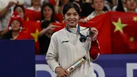 Pebulu tangkis Indonesia, Gregoria Mariska Tunjung berpose di atas podium dengan medali perunggu nomor tunggal putri cabor bulu tangkis Olimpiade Paris 2024 saat upacara penyerahan medali di Porte de La Chapelle Arena, Paris, Senin (5/8/2024). (Dok. NOC Indonesia/Antara/Wahyu Putro A)