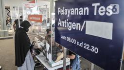 Calon penumpang kereta api jarak jauh melakukan tes antigen sebelum keberangkatan di Stasiun Pasar Senen, Jakarta Pusat, Minggu (17/7/2022). Selain itu PT KAI juga menyediakan layanan vaksinasi dosis ketiga atau booster secara gratis di stasiun keberangkatan. (merdeka.com/Iqbal S Nugroho)