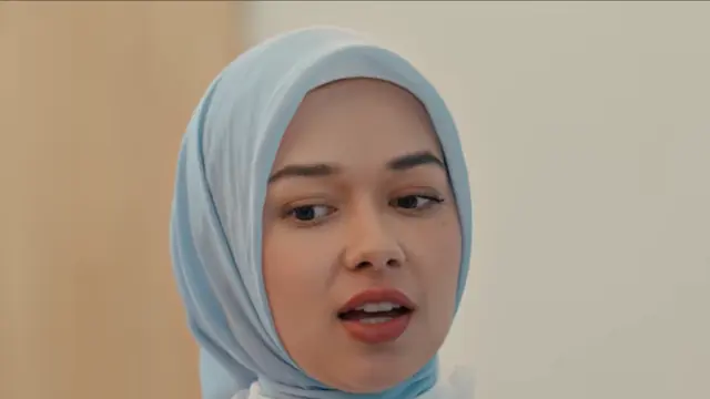 Rebecca Klopper sebagai Aisyah dalam film Ahlan Singapore. (Foto: Dok. MD Pictures)