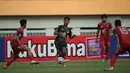 Pemain Barito Putera, Amiruddin Bagas Kaffa (tengah) mengontrol bola dibayangi sejumlah pemain PSM Makassar dalam laga pekan ke-5 BRI Liga 1 2021/2022 di Stadion Wibawa Mukti, Cikarang, Senin (27/9/2021). Barito Putera menang 2-0. (Bola.com/Ikhwan Yanuar)