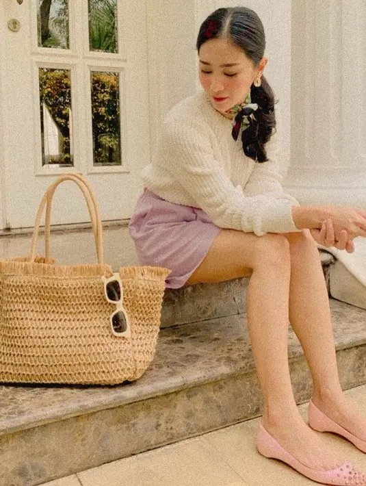 Aktris cantik yang satu ini juga mengakui kalau dirinya yang sudah lama tidak syuting merindukan lokasi tempat ia bekerja. Serta teman-teman dan kru produksi yang dalam keseharian selalu bersamanya. (Instagram/bungazainal05)