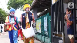 Komunitas Badut Tangerang  Raya (Batara) membagikan paket masker dan sabun cuci tangan gratis kepada warga di Larangan Selatan, Tangerang, Kamis (16/4/2020). PMI Kota Tangerang bersama Batara membagikan masker dan sabun cuci tangan untuk mencegah penyebaran COVID-19. (Liputan6.com/Angga Yuniar)