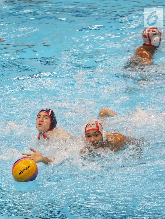 Atlet polo air putra Indonesia berebut bola dengan atlet Serbia saat uji coba di kolam Stadion Akuatik GBK, Jakarta, Rabu (11/7). Pertandingan untuk melihat kesiapan tim polo air Indonesia dalam pertandingan Asian Games 2018. (Liputan6.com/Faizal Fanani)