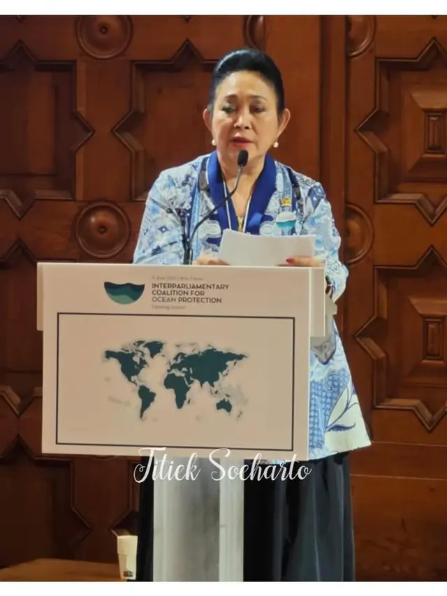Model Atasan Batik Titiek Soeharto yang Simpel dan Elegan (Foto: Instagram @titieksoeharto)