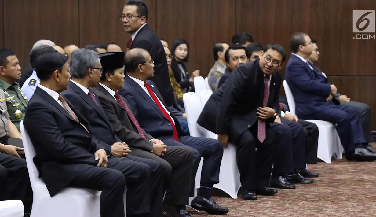 Wakil Ketua DPR Fadli Zon dan sejumlah pejabat negara saat menghadiri acara pengucapan sumpah jabatan Ketua dan Wakil Ketua MK di gedung MK, Jakarta, Senin (2/4). (Liputan6.com/Immanuel Antonius)