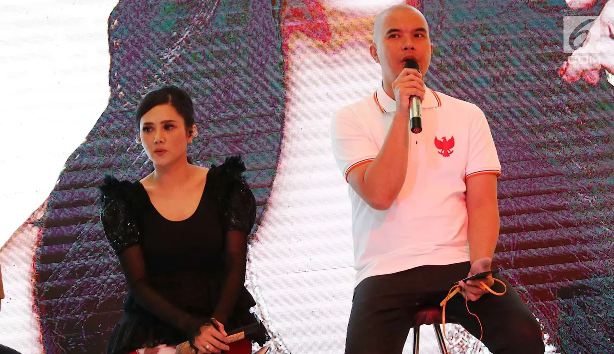 Musisi Ahmad Dhani bersama Mulan Jameela saat peluncuran album solonya berjudul 99 Vol 2 “Patience”, Jakarta, Rabu (2/5). Album tersebut terdiri dari tujuh lagu yang menawarkan warna musik electronic dance music. (Liputan6.com/Immanuel Antonius)