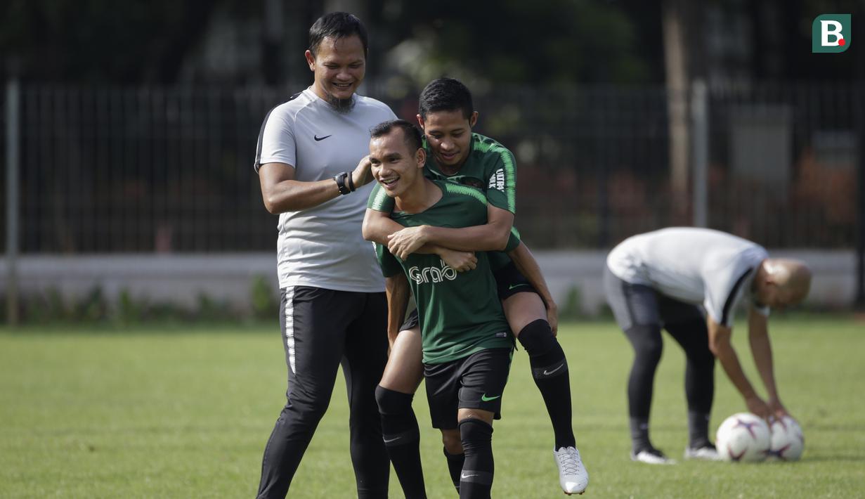 Pemain Timnas Indonesia, Riko Simanjuntak, menggendong Evan Dimas saat latihan di Lapangan ABC Senayan, Jakarta, Selasa (20/11). Latihan ini persiapan jelang laga Piala AFF 2018 melawan Filipina. (Bola.com/Vitalis Yogi Trisna)