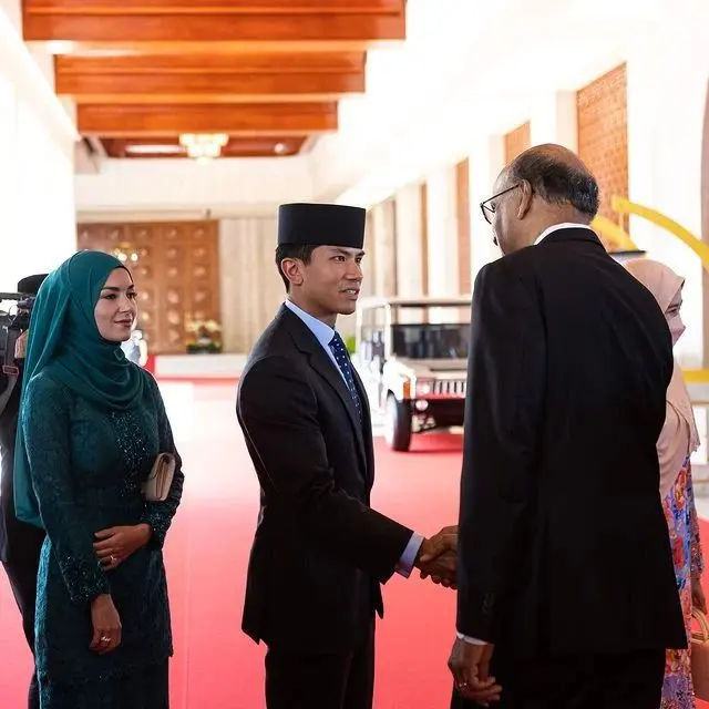 Potret Perdana Anisha Rosnah Temani Pangeran Mateen Hadiri Kunjungan Kerajaan, Penampilannya Santun dengan Hijab