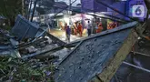 Sebuah tembok beton roboh di kawasan Kalibata Timur, Jakarta Selatan, Rabu (7/5/2025) sore. (Liputan6.com/Angga Yuniar)
