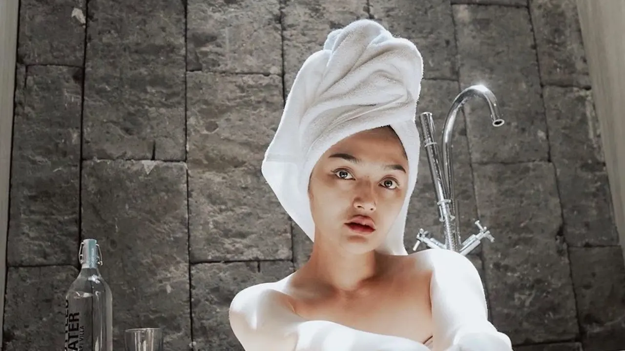 Siti Badriah mengunggah foto sedang berada di bathtub kamar mandi (https://www.instagram.com/p/CEBNV6uHfvM/)