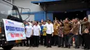 Presiden Joko Widodo (ketiga kiri) didampingi sejumlah menteri Kabinet Kerja meresmikan penyaluran beras miskin dan operasi pasar beras tahun 2015 di Gudang Beras Bulog, Jakarta, Rabu (25/2/2015). (Liputan6.com/Faizal Fanani)