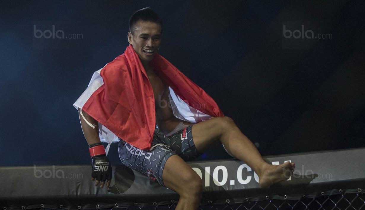 Petarung Indonesia, Sunoto, merayakan kemenangan atas petarung Kamboja, Rin Saroth, pada laga One Championship di JCC Senayan, Jakarta, Sabtu (20/1/2018). Sunoto berhasil mengalahkan Saroth. (Bola.com/Vitalis Yogi Trisna)