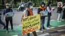 Aktivis melakukan aksi damai di depan Balaikota DKI Jakarta, Senin (7/6/2021). Aksi tersebut mengangkat permasalahan lingkungan hidup di DKI Jakarta yang menjadi pekerjaan rumah pemerintah daerah, dan harus dituntaskan untuk memulihkan keadaan darurat ekologis Jakarta. (Liputan6.com/Faizal Fanani)
