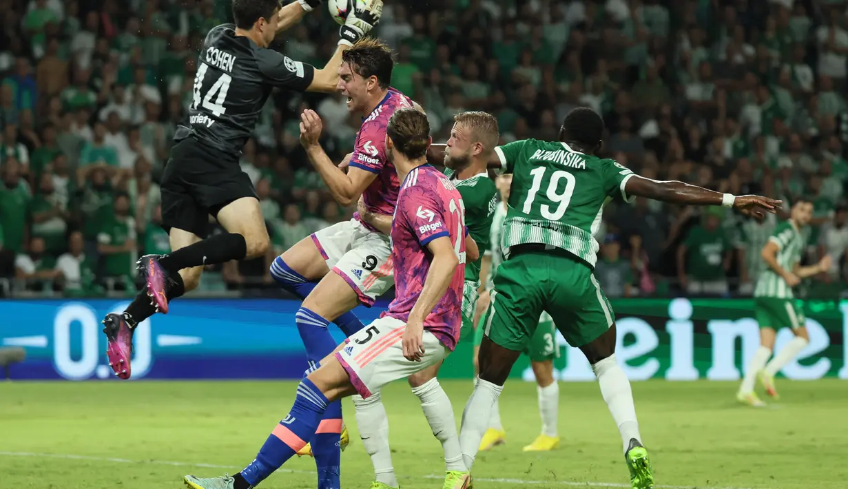 Penjaga gawang, Maccabi Haifa Josh Cohen (kiri) berusaha menangkap bola saat bertanding melawan Juventus selama pertandingan lanjutan grup H Liga Champions di stadion Sammy Ofer di kota Haifa pada 11 Oktober 2022. Maccabi Haifa menang atas Juventus 2-0. (AFP/JACK GUEZ)