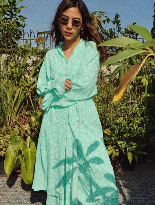 <p>Selain berparas ayu, Adinda Thomas dikenal sebagai selebriti yang menarik dalam berpakaian. Kali ini, ia tampak mengenakan simple dress berwarna biru. Kacamata yang dipakainya juga menambah kesan keren. (Liputan6.com/IG/@adindathomas)</p>