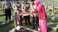 Kapolri Jenderal Tito Karnavian melakukan tabur bunga di TMP Kalibata (Liputan6.com/ Nafiysul Qodar)