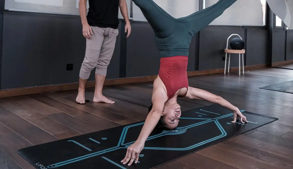<p>Kirana Larasati memamerkan dirinya sedang yoga. Dalam akun Instagramnya, Kirana Larasati sering membagikan potret dirinya sedang melakukan yoga dengan outfit senam, seperti dalam foto ini. Foto: Instagram.</p>