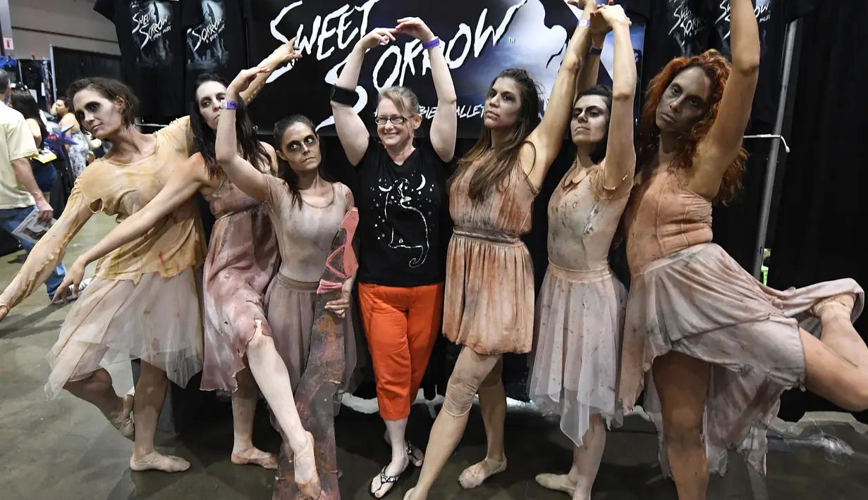 Anggota dari Leigh Purtill Zombie Dance Company berpose untuk foto saat acara ScareLA 'Monsters Come Together' di Los Angeles, California (6/8). (AFP Photo/Mark Ralston)