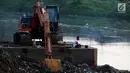 Seorang pria memancing di Kali Ciliwung, Kawasan Tanah Abang, Jakarta, Jum'at (22/9). Karena minimnya lahan terbuka sejumlah warga memanfaatkan Proyek Normalisasi kali untuk beraktivitas dan bermain. (Liputan6.com/JohanTallo)