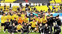 Asnawi Mangkualam merayakan kemenangan Jeonnam Dragons atas Cheongju dalam lanjutan K League 2 2023 bersama rekan setimnya, Sabtu (15/4/2023). (Dok. Jeonnam Dragons)