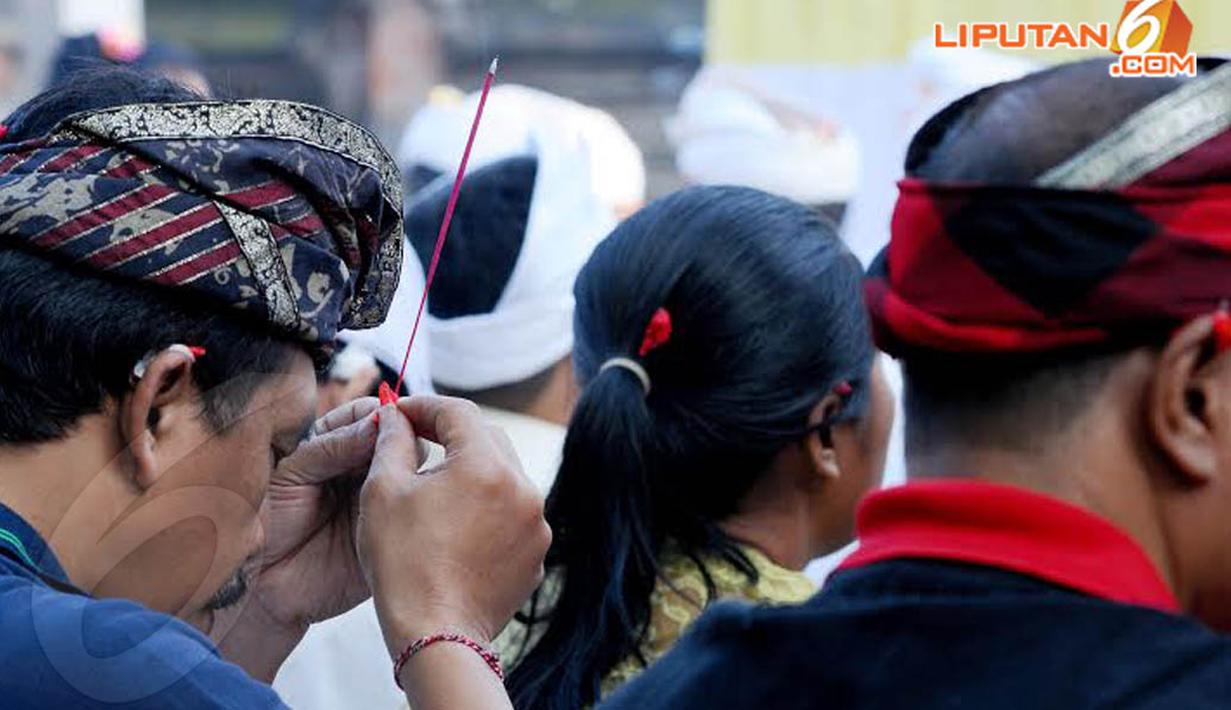 Umat Hindu Pura Dharma Sidhi, Ciledug bersembahyang sebelum melangsungkan upacara Melasti (Liputan6.com/Andrian M Tunay).