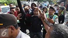 Mahasiswa yang tergabung dalam Gerakan Anak Bangsa terlibat kericuhan dengan petugas pengamanan DPP PKB, Jakarta, Rabu (16/3). Kericuhan terjadi karena petugas melarang mahasiswa berunjuk rasa di depan Kantor DPP PKB. (Liputan6.com/Immanuel Antonius)