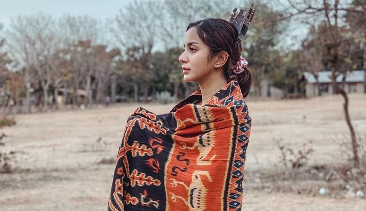 Aktris kelahiran 29 Agustus 1987 tampil berbeda kala menghabiskan waktu di Sumba, Nusa Tenggara Timur beberapa waktu lalu. Ia tampil memesona dengan kain etnik khas Sumba.  (Liputan6.com/IG/@kiranalarasati)