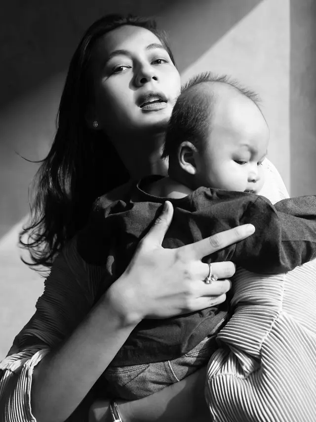 6 Gaya Pemotretan Keluarga Kecil Baim Wong dan Paula Verhoeven, Simpel