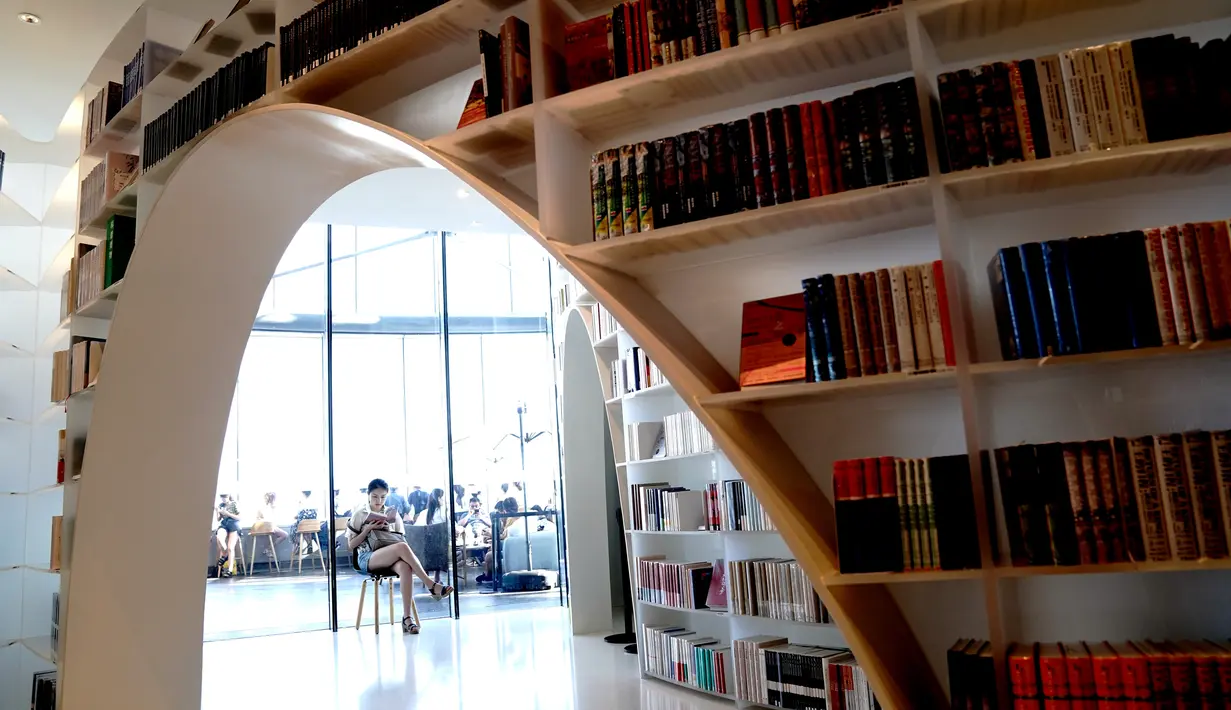 Seorang wanita membaca di Toko Buku Duoyun di Shanghai, China timur (16/8/2020). Terletak di Menara Shanghai lantai 52, Toko Buku Duoyun telah menarik banyak pengunjung untuk membaca dan menikmati panorama kota. (Xinhua/Zhang Jiansong)