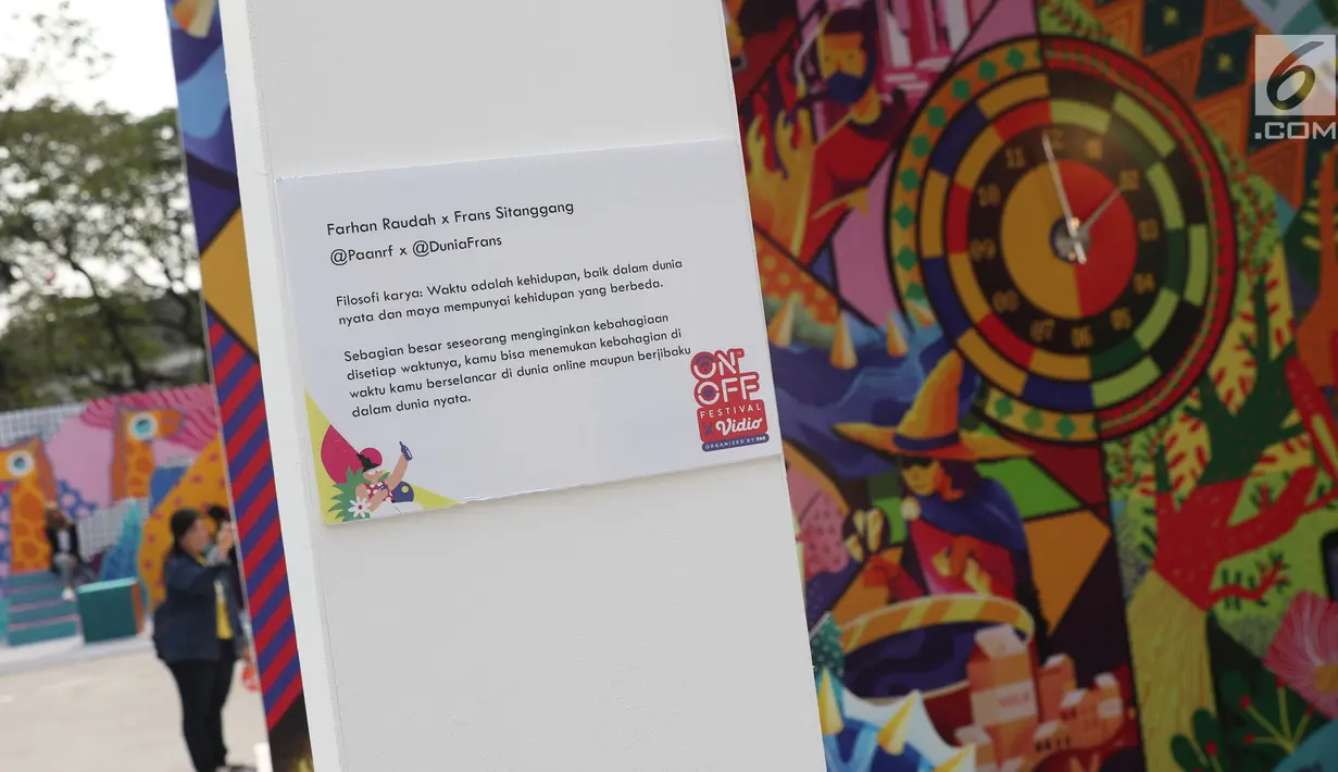 Pengunjung melihat-lihat salah satu stand karya seni komtemporer yang dipamerkan digelaran ON/OFF Festival di Istora Gelora Bung Karno, Jakarta, Sabtu (7/9/2019). Gelaran ON/OFF Festival akan berlangsung hingga Minggu (8/9). (Liputan6.com/Helmi Fithriansyah)