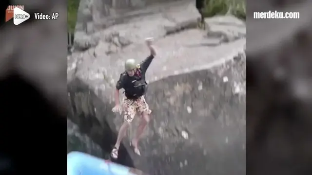 Saat akan memulai arung jeram di West Virginia, AS, seorang pria terjatuh ke sungai ketika mencoba melompat langsung ke perahu.