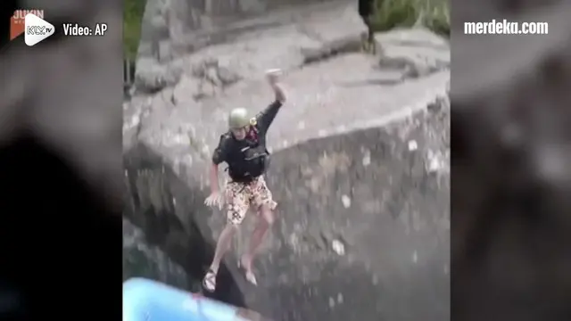 VIDEO: Coba Lompat ke Perahu, Pria Ini Malah Jatuh ke Sungai