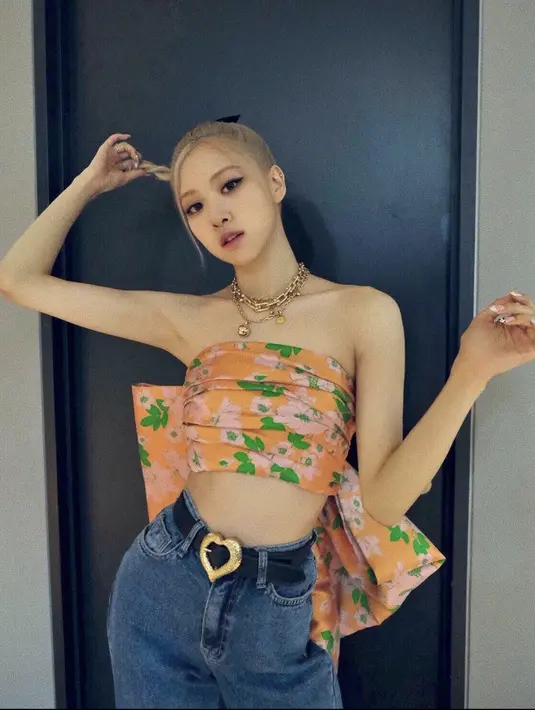 Ilustrasi rose menggunakan jeans yang dipadu padankan dengan flower scarf/ copyright instagram/roses_are_rosie