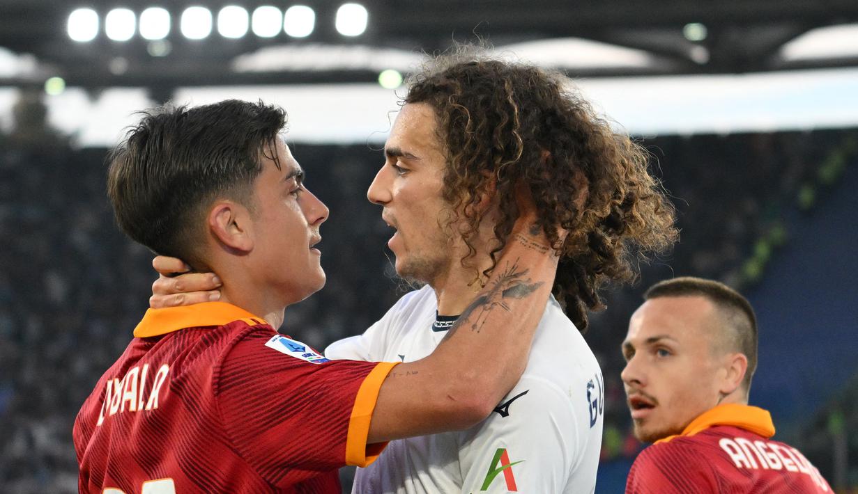 Momen tersebut terjadi setelah keduanya terlibat duel perebutan bola di area pertahanan Roma. Dybala dan Guendouzi terlibat pedebatan sengit. Bahkan, Guendouzi sampai terlihat mencengkeram leher Dybala. (AFP/Alberto Pizzoli)