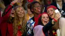 Fans cantik Belgia berpesta dan selfie saat merayakan kemenangan timnya atas Hungaria pada babak 16 besar piala Eropa 2016 di Brussels, Belgia, (26/6/2016). (REUTERS/Eric Vidal)