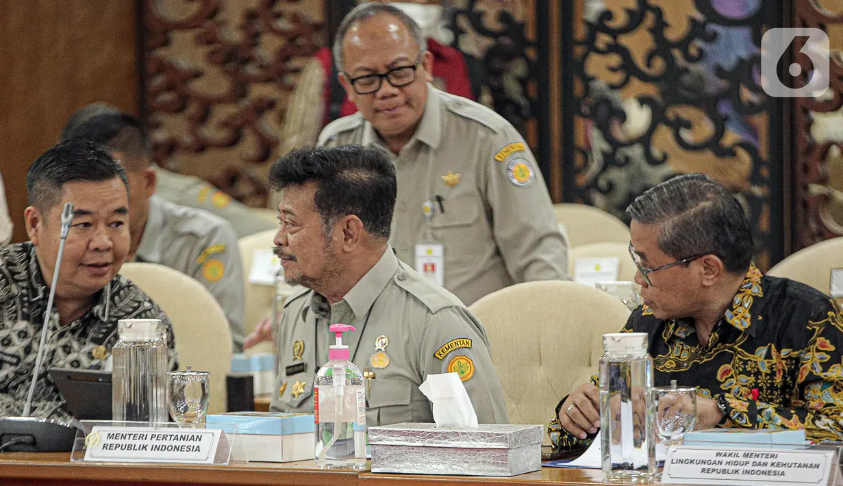 Menteri Pertanian Syahrul Yasin Limpo (tengah) berbincang saat rapat kerja dengan Komisi IV DPR RI di Gedung Parlemen, Jakarta, Kamis (19/1/2023). Rapat kerja membahas Daftar Inventarisasi Masalah (DIM) dan pembentukan panitia kerja Rancangan Undang-Undang (RUU) tentang Konservasi Sumber Daya Alam Hayati dan Ekosistem (KSDAHE). (Liputan6.com/Faizal Fanani)